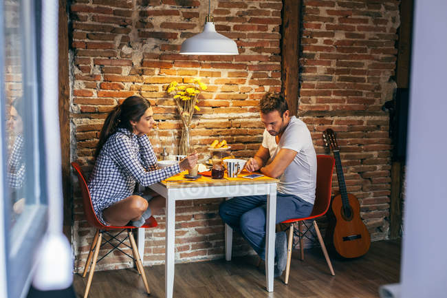 Young Couple Having Breakfast — Stock Photo