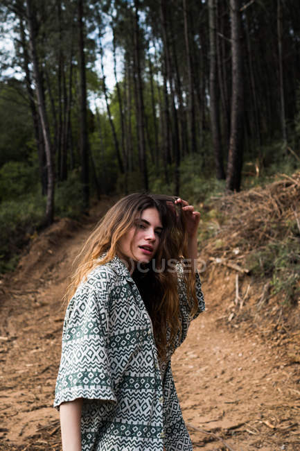 Schöne sinnliche Mädchen posiert im Wald — Stockfoto