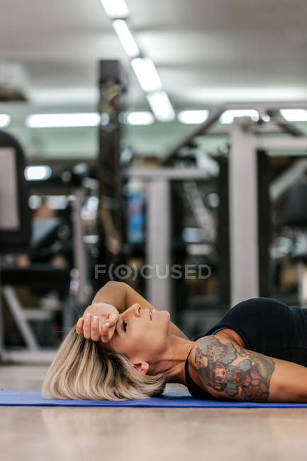 Femme ayant le repos dans la salle de gym — Photo de stock