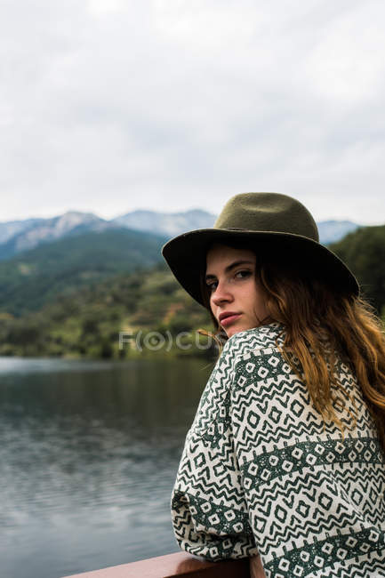 Young stylish girl on nature posing — Stock Photo