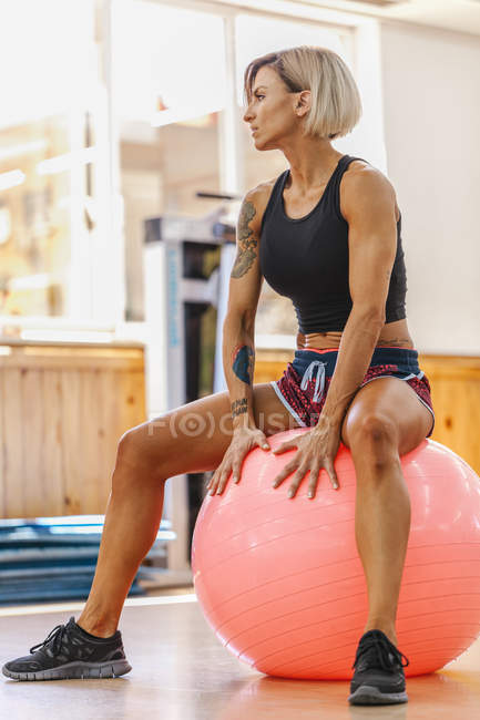 Mujer haciendo ejercicios de pilates - foto de stock
