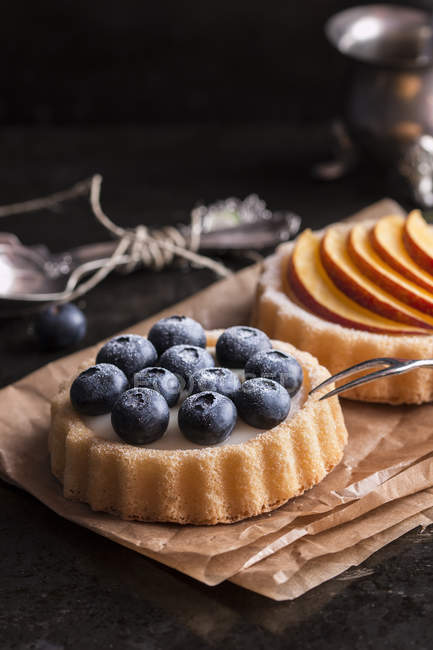 Tartlets filled with cream and blueberries — Stock Photo