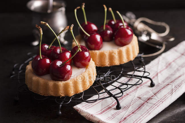 Tortine ripiene di panna e ciliegie — Foto stock