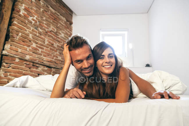 Couple qui flirte au lit — Photo de stock