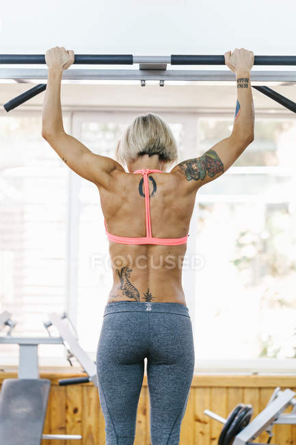 Femme travaillant dans une salle de gym — Photo de stock