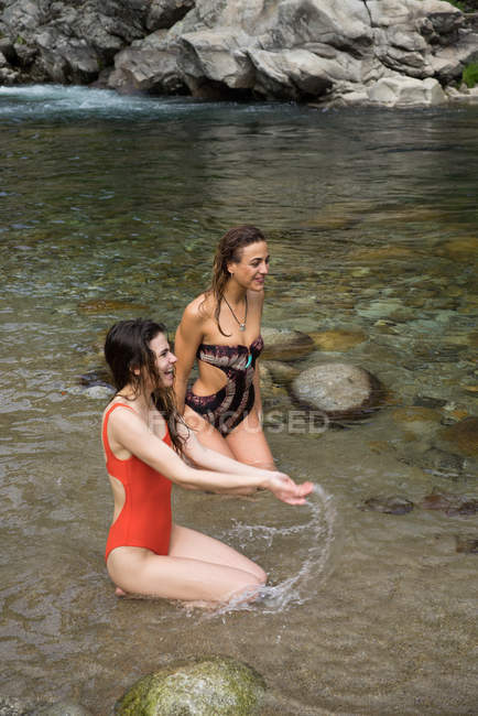 Tre donne sensuali in posa in acqua — Foto stock