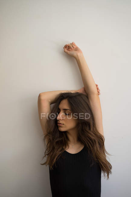 Jolie femme en body posant — Photo de stock