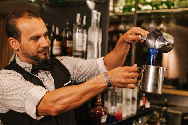Приготування коктейлів бармена — стокове фото