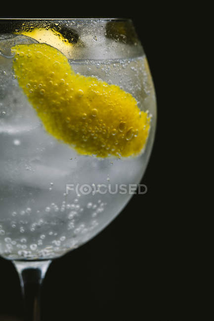 Джинсовий тонізуючий коктейль з лимоном — стокове фото