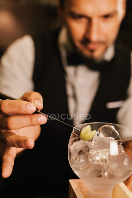 Barmann bereitet einen Gin Tonic zu — Stockfoto