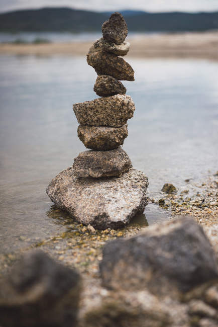 Montón equilibrado de piedras - foto de stock