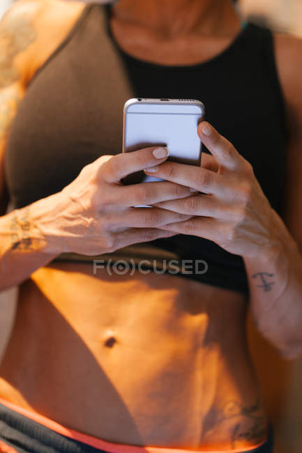 Frau benutzt Mobiltelefon — Stockfoto