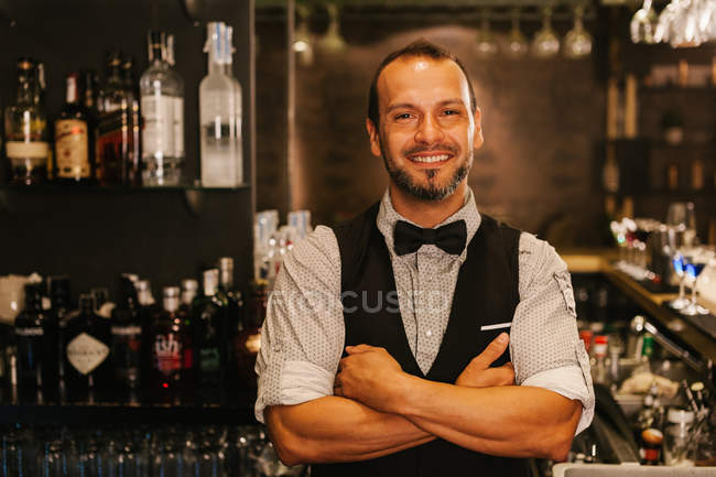 Retrato de un elegante barman - foto de stock