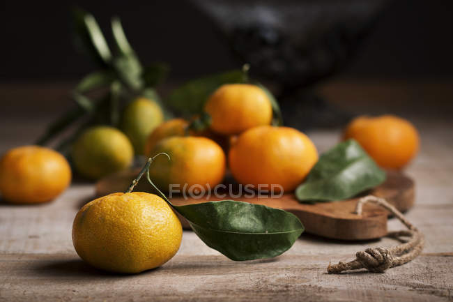 Tangerinas frescas sobre mesa de madeira — Fotografia de Stock