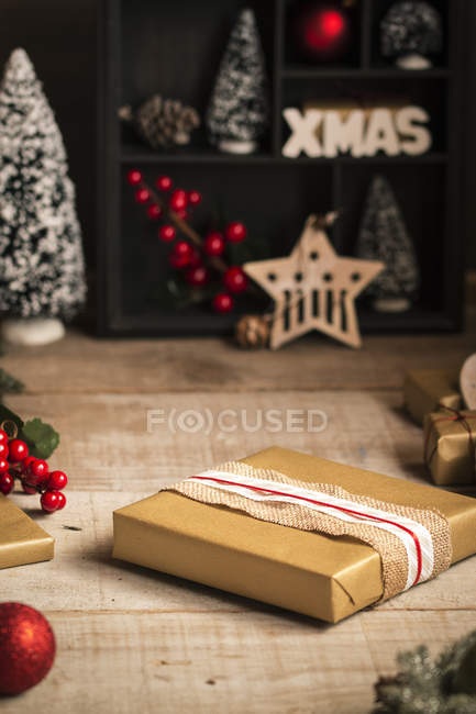 Frau bereitet ein Geschenk für Weihnachten vor — Stockfoto