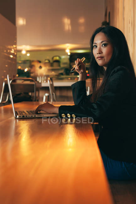 Elegante asiatische Geschäftsfrau — Stockfoto
