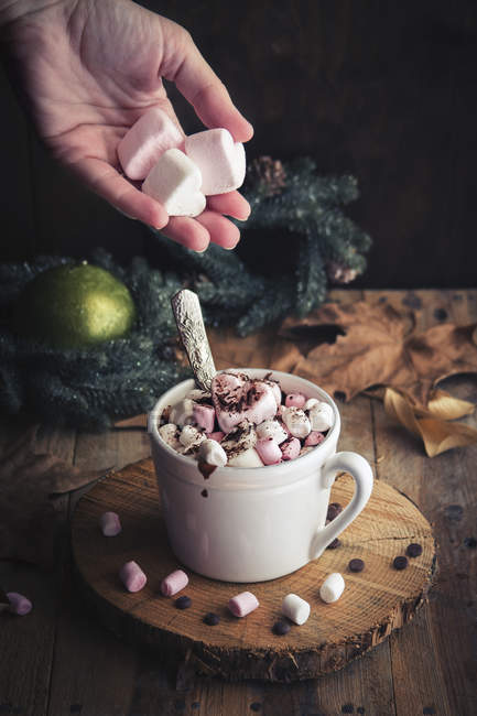 Woman hand with marshmallows — Stock Photo