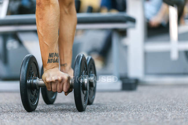 Woman Taking Weights in Gym — Stock Photo