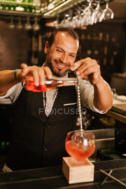 Barman preparando un cóctel de fresa - foto de stock