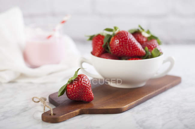 Milkshake aux fraises et fraises fraîches — Photo de stock