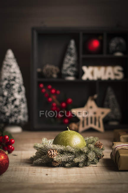 Mesa decorativa para Navidad - foto de stock