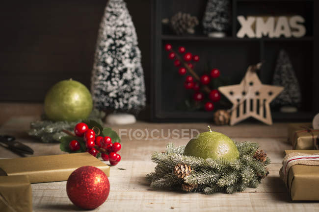 Mesa decorativa para Navidad - foto de stock