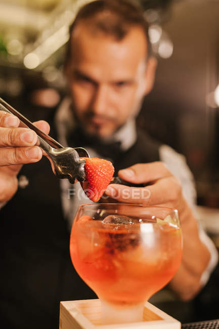 Barman Preparando um Cocktail de Morango — Fotografia de Stock