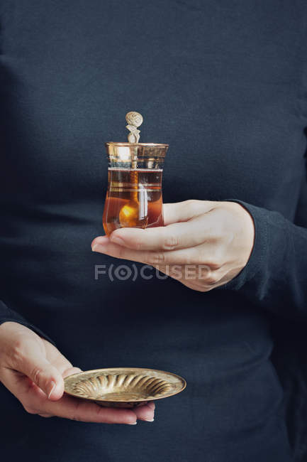 Woman hand holding cup of tea — Stock Photo