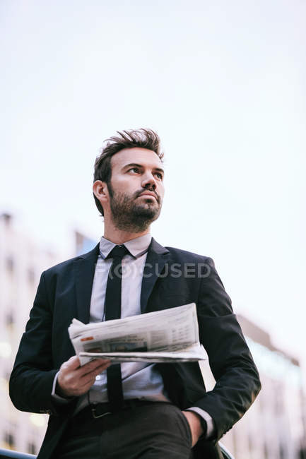 Homme d'affaires tenant un journal — Photo de stock