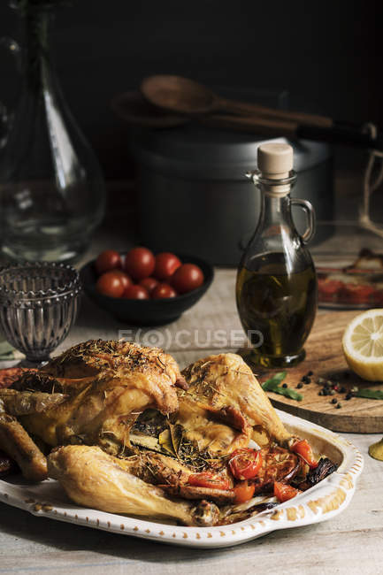 Жареная курица с жареной картошкой — стоковое фото