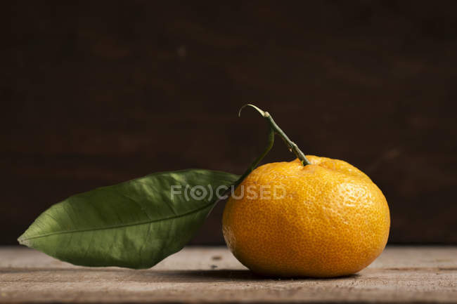 Mandarina fresca sobre mesa de madera - foto de stock