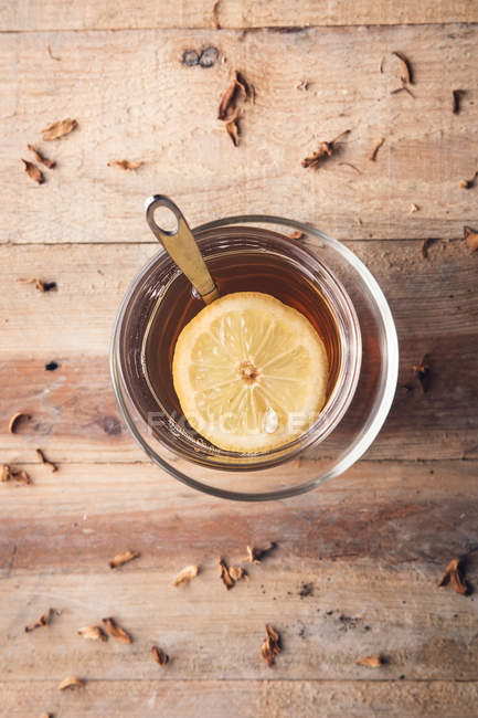 Taza de té con limón - foto de stock