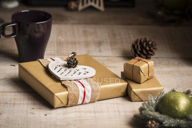Frau bereitet Geschenke für Weihnachten vor — Stockfoto