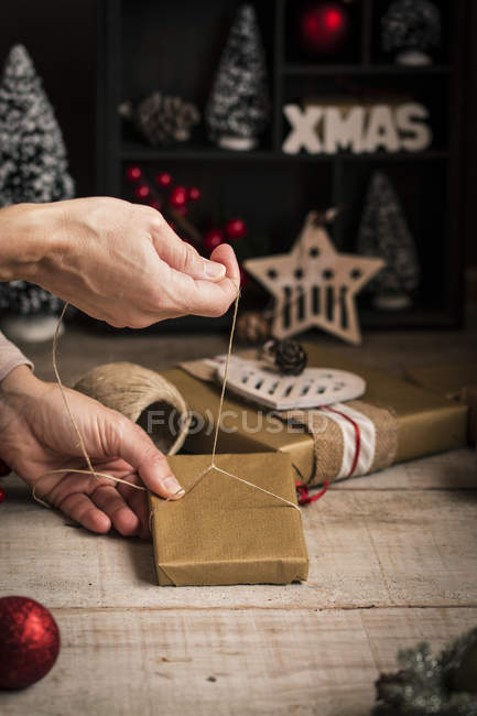 Женщина готовит подарки к празднику Рождества — стоковое фото