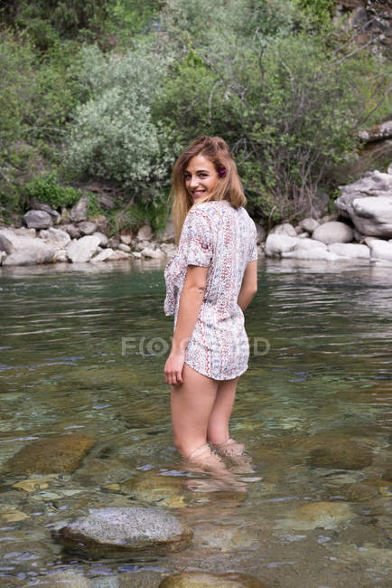Lächelndes Mädchen posiert im Wasser — Stockfoto