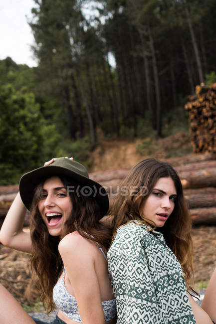 Mujeres contenidas posando sobre la naturaleza - foto de stock