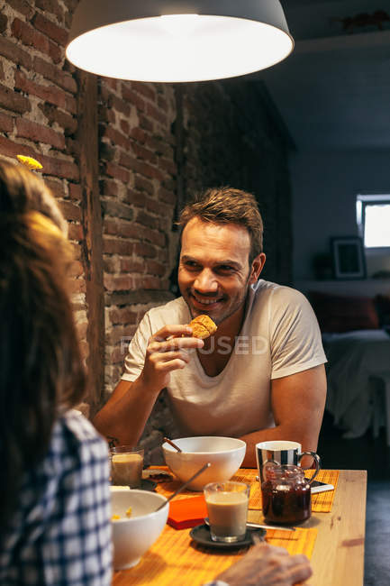 Jovem casal tomando café da manhã — Fotografia de Stock