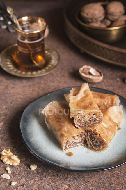 Турецкая пахлава с чаем — стоковое фото