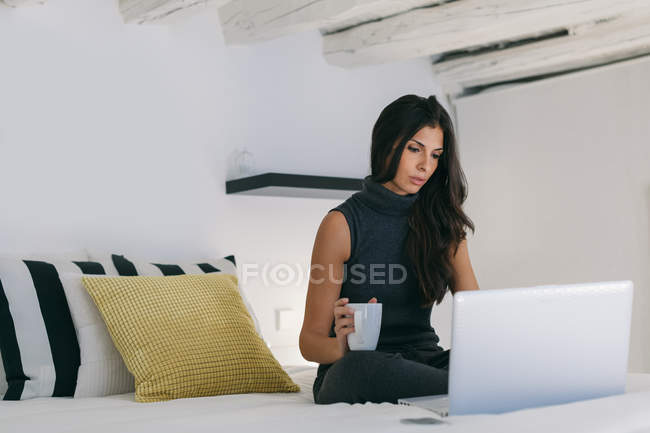 Mujer usando un portátil - foto de stock
