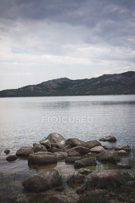Costa rochosa e lago — Fotografia de Stock