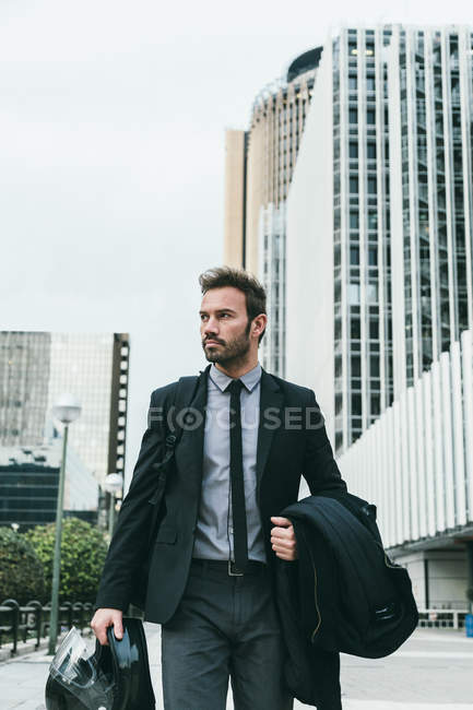 Empresário elegante Caminhando com capacete de moto — Fotografia de Stock