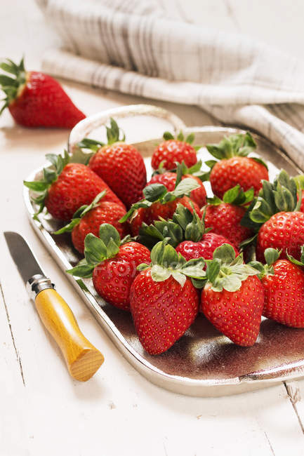 Erdbeeren im Frühling auf Silberteller — Stockfoto