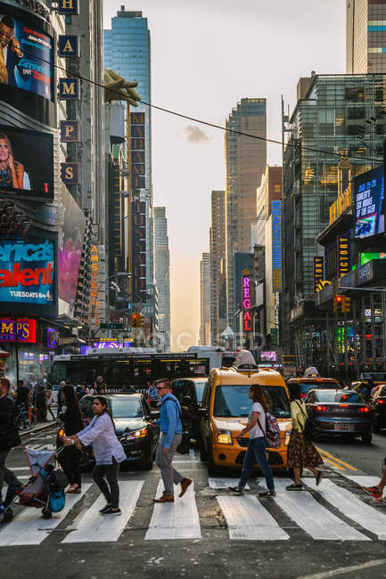 Touristes en Times Square — Photo de stock