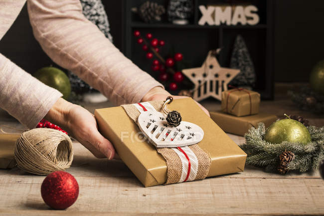 Donna che prepara regali per le vacanze di Natale — Foto stock