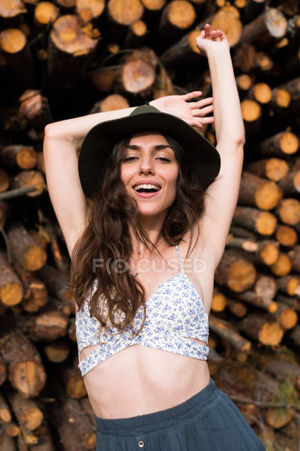 Mujer alegre en ropa de verano — Stock Photo