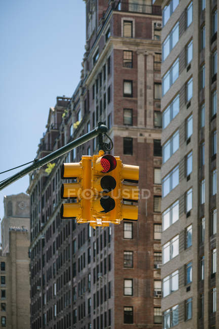 Semáforo vermelho nas ruas de Manhattan — Fotografia de Stock