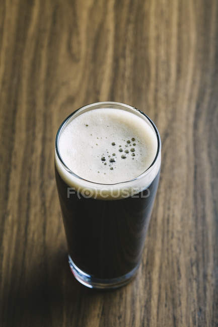 Стаут-пиво в стекле — стоковое фото