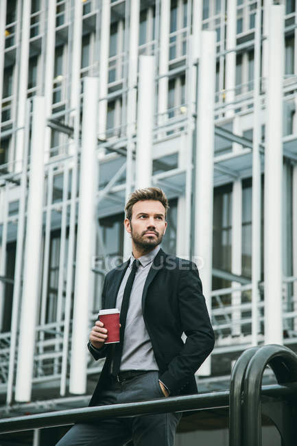 Hombre de negocios guapo bebiendo café - foto de stock