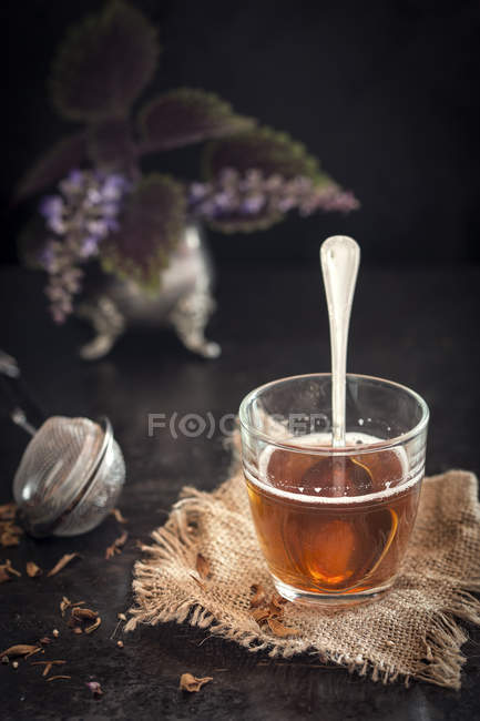 Склад чаю з чашкою чаю — стокове фото
