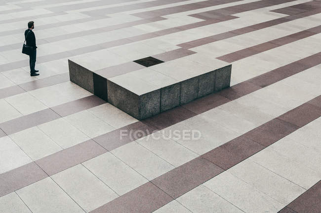 Homme d'affaires marchant à travers un plancher dépouillé — Photo de stock